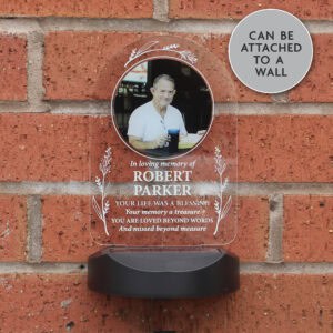 Customised solar-powered memorial light for dogs with photo and heartfelt message.
